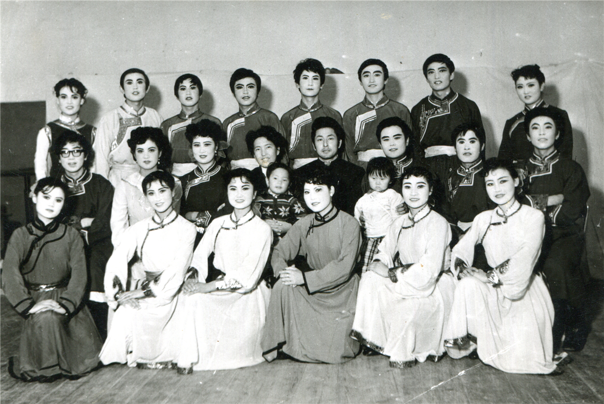 1985年乌兰牧骑全体演职人员合影.jpg