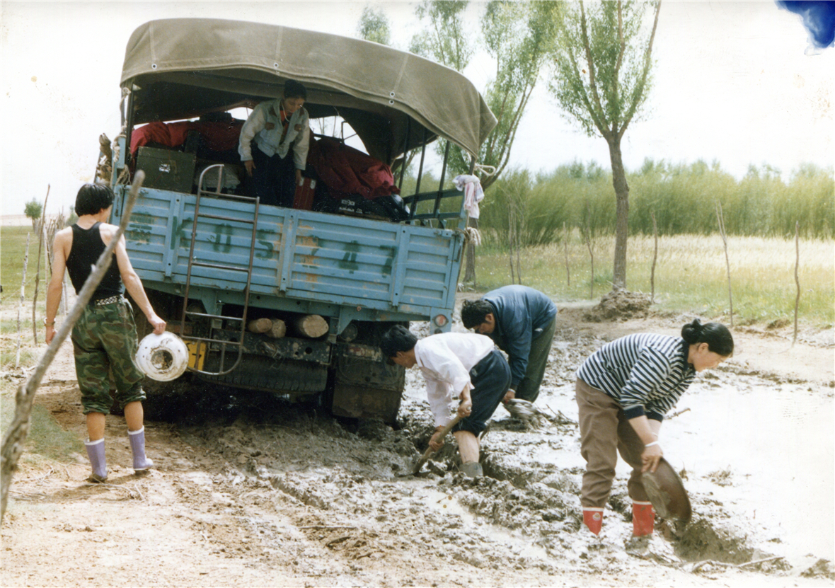1995年下乡演出途中，车陷入泥潭.jpg