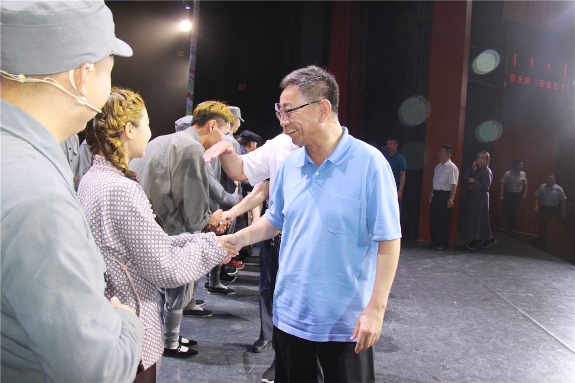 自治区党委常委、宣传部长白玉刚到呼和浩特民族歌舞剧院演出现场慰问.jpg