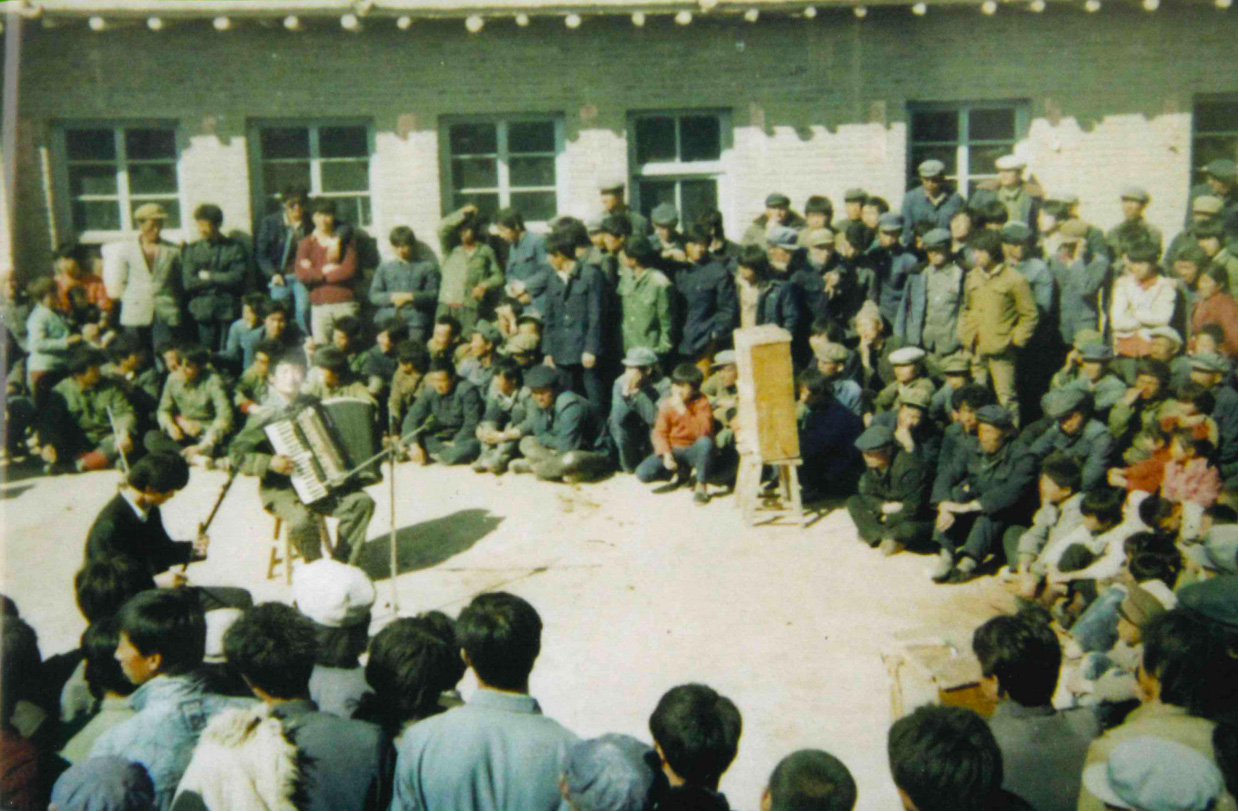 时间：1985年10月份；照片内容：送文艺到农村手风琴四胡合奏.jpg