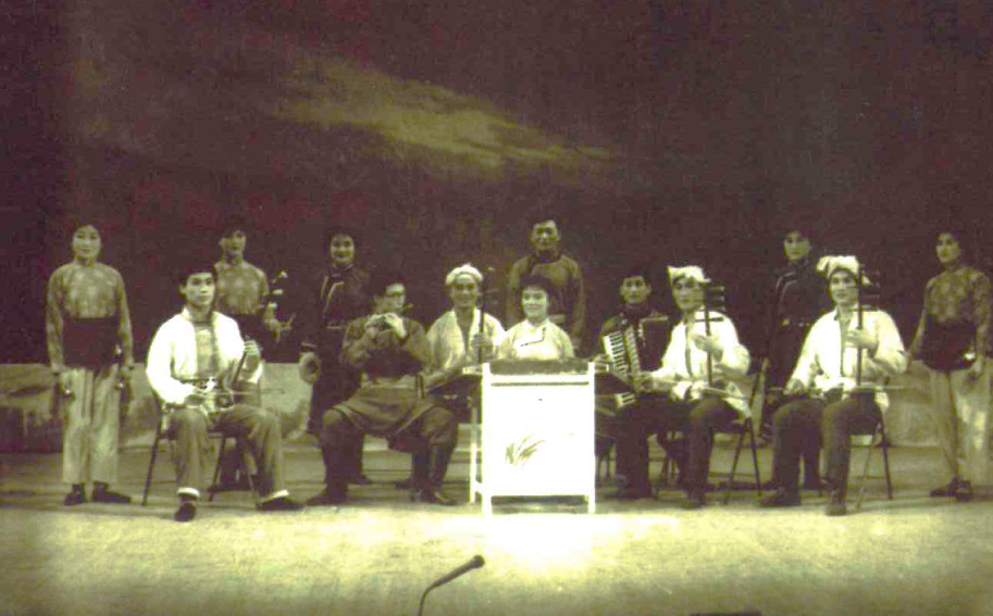 1989年6月28日；照片内容：乌兰牧骑在早期礼堂演出器乐合奏.jpg