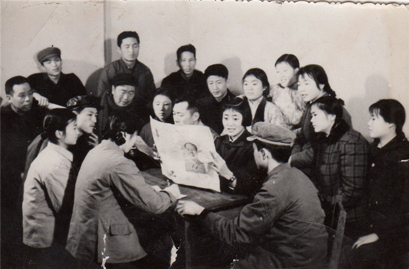 早期乌兰牧骑下乡宣传党的方针 政策.jpg