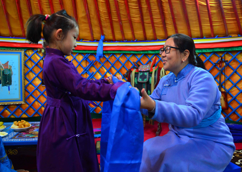 蒙古族女子行礼手势图片