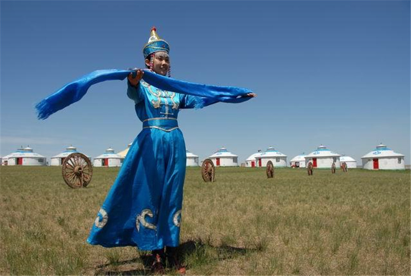 哈达已经成为蒙古民族群众特有的礼仪往来必备之物,世代相传,在人们