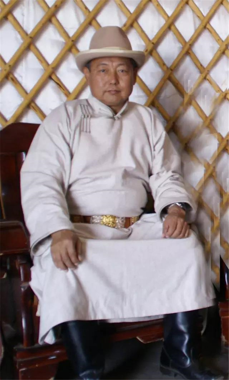 额尔德尼森布尔(王卫东),男,蒙古族,1952年8月出生于鄂尔多斯市