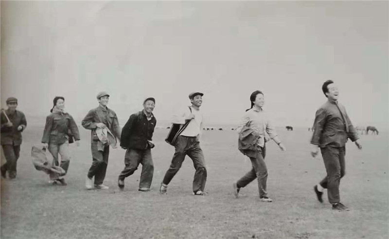 1978东胜县乌兰牧骑在罕台下乡演出途中，步行到下一个演出场地(刘卫花，祁暁文，贺文彦，纪三非，生产队长，张晨光，刘桂荣，王宏源).jpg